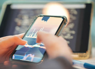 Investitore intento a controllare il trasparente processo di prelievo e trasferimento dei fondi